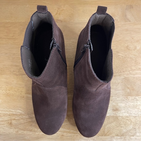 Clarks Crystal Quartz Brown Suede Leather Wedge Chelsea Boots Booties Size 7.5W - Picture 11 of 15